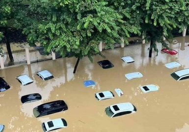 Xe đỗ vùng ngập nước có nên tháo ắc-quy?